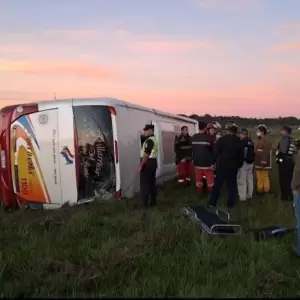 �mnibus vuelca en la PY02: conductor detenido tras accidente