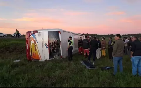 Accidente vial: El bus de larga distancia habr�a volcado al intentar desviar una moto sin luz. Foto: X