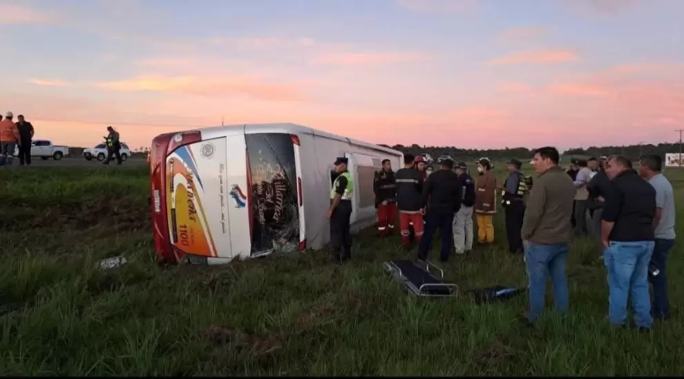 Accidente vial: El bus de larga distancia habr�a volcado al intentar desviar una moto sin luz. Foto: X