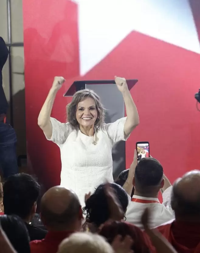 Lilian Samaniego lanza su precandidatura.