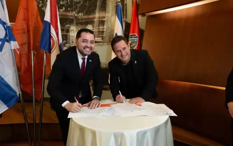 Luis Bello, intendente de Asunci�n firmando el acuerdo de cooperaci�n con representante de Israel.