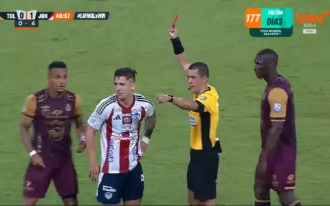 Sobre el final del primer tiempo, Guillermo Paiva fue expulsado con roja directa tras un careo con un zaguero.