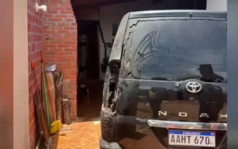 As� qued� el autom�vil de un candidato a concejal que fue atacado con una bomba molotov casera.