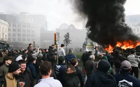 Los agricultores junto a sus tractores y un fuego cerca del Parlamento Europeo en Luxemburgo, protestando contra el acuerdo con el Mercosur.
