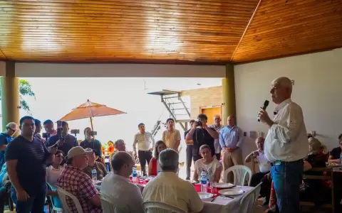 Arnoldo Wiens en acto pol�tico.