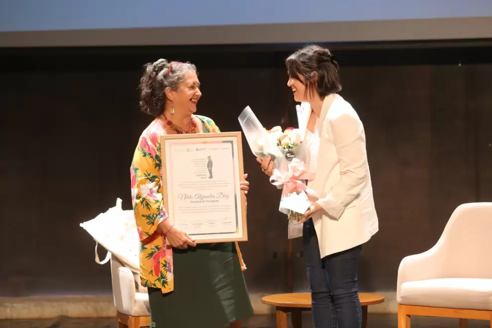 Entrega del reconocimiento por parte de Adriana Ortiz Semidei, ministra de Cultura. Cortesía
