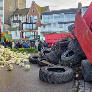 Los agricultores franceses protestan contra el Mercosur frente a casa de playa de Macron