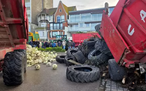 Unos 30 miembros de los sindicatos de agricultores FDSEA y JA se manifiestan frente a la casa de Macron    en la ciudad costera de Le Touquet, Francia