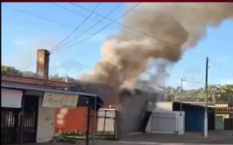 Incendio consume local de electr�nica en el barrio Reducto