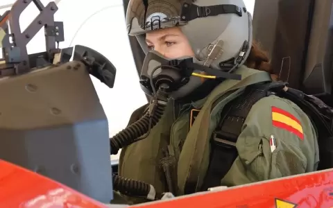 La princesa Leonor realiza su primer vuelo en solitario en el Pilatus PC-21. Foto: Revista Hola / X