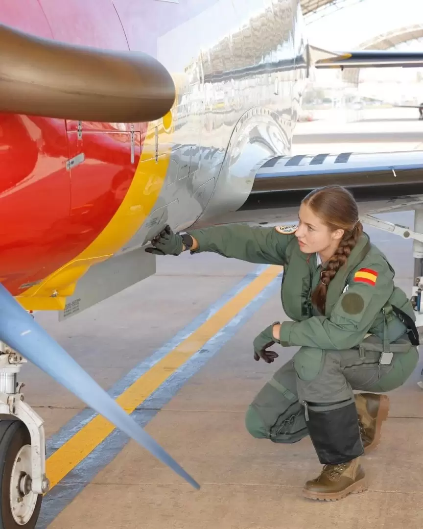 La princesa Leonor realiza su primer vuelo en solitario en el Pilatus PC-21. Foto: Revista Hola / X