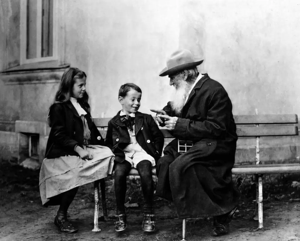 Tolstói junto a sus hijos.