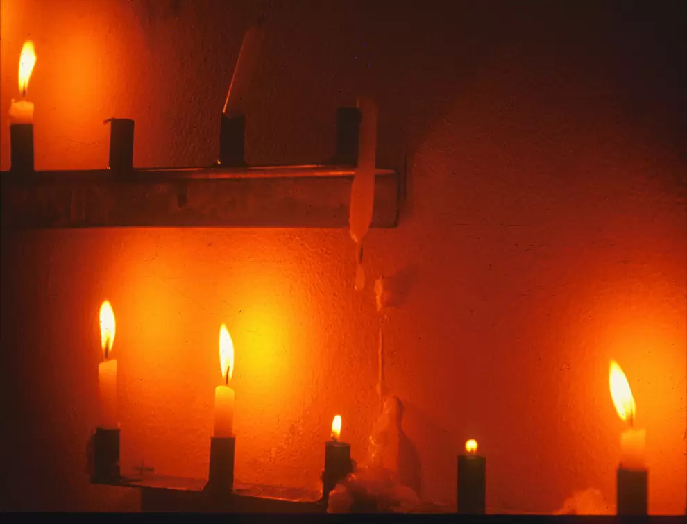 Adriana Gonz�lez Brun, Ofrenda, 1999-2002. Instalaci�n interactiva.  Porta-velas de metal y velas de cera.