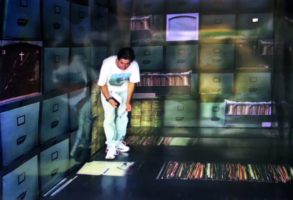 Adriana Gonz�lez Brun, Memorias de un archivo, 2001-2022. Instalaci�n. Foto-collage. Bienal Internacional de Buenos Aires, 2002