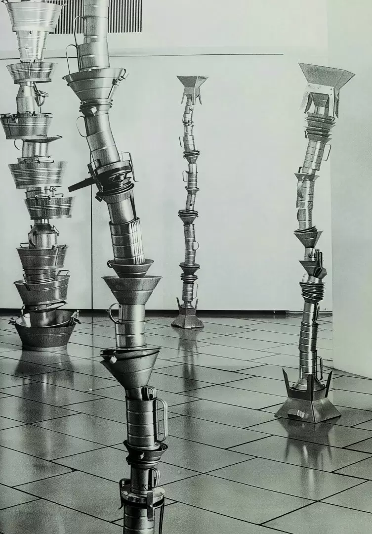 M�nica Gonz�lez , De la serie Mujer, pilar, malabarista, 1993. Instalaci�n. Hojalata. Dimensiones variables.