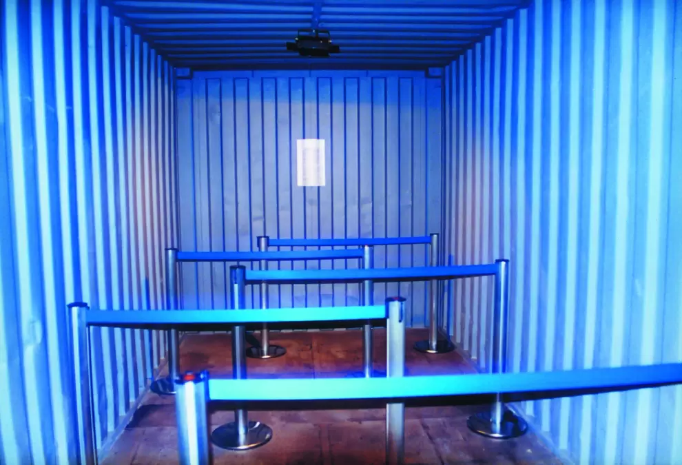 M�nica Gonz�lez, El l�mite de la esperanza, 2001. Instalaci�n. Contenedor, vallas, declaraci�n de embarque. 14 m2.