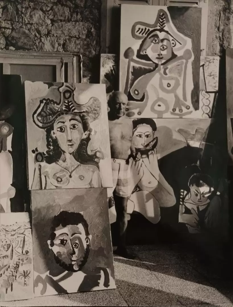 Pablo Picasso entre sus pinturas en el estudio de Notre-Dame-de-Vie, Mougins, 1965. Fotograf�a de Lucien Clergue. Impresi�n en gelatina de plata.