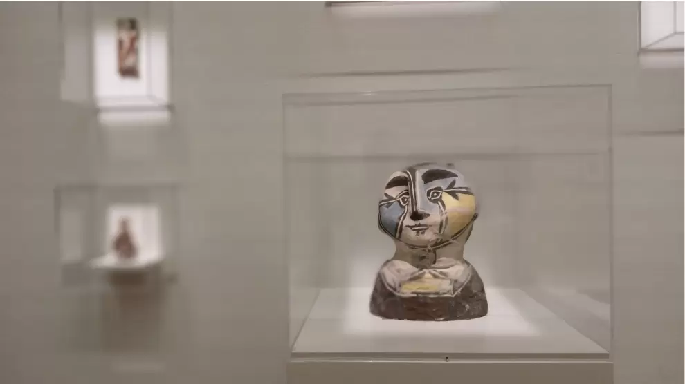 Pablo Picasso, Cabeza de mujer con redecilla, 1948. Loza blanca con decoraci�n de engobe e incisiones