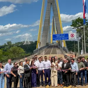 Pe�a inaugura nuevo puente y pide a Lula habilitar tr�nsito veh�cular