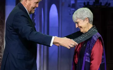 Donna Haraway recibiendo el Erasmus Prize 2025.
