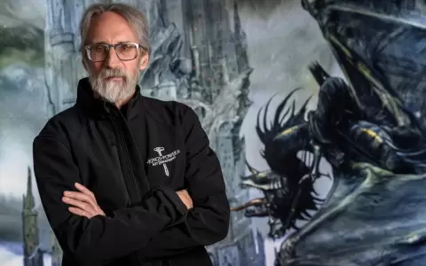 El ilustrador John Howe posando en el nuevo museo "La Tour du Fantastique" (La Torre de lo Fant�stico), en Neuch�tel, al oeste de Suiza.