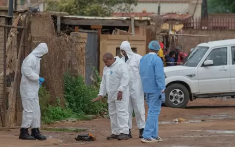 Miembros del Servicio de Patolog�a Forense de la Polic�a Sudafricana en la escena de un ataque en una taberna en Bekkersdal.