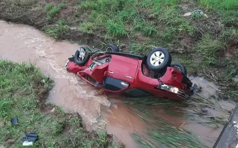 El veh�culo cay� al cauce de un arroyo en la colonia Paso Real, a la altura del kil�metro 203 de la ruta PY13, en el distrito de Curuguaty.