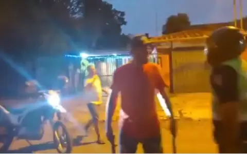 Polic�as fueron agredidos con madera.