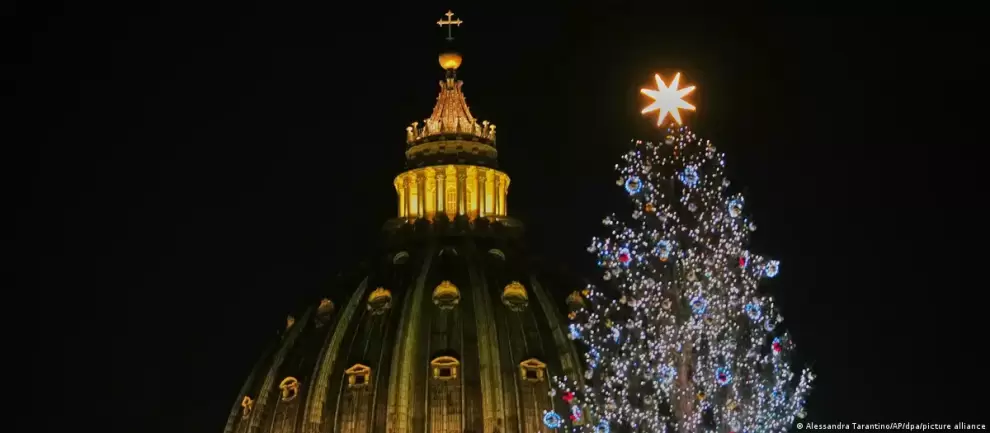 La Navidad se celebra en el Vaticano desde hace al menos medio milenio, pero el árbol de Navidad en la Plaza de San Pedro existe recién desde 1982.