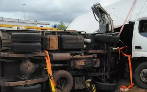 Violento choque entre camiones en la Transchaco dej� a un conductor atrapado