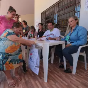 Voto en mesa accesible del TSJE en elecciones.