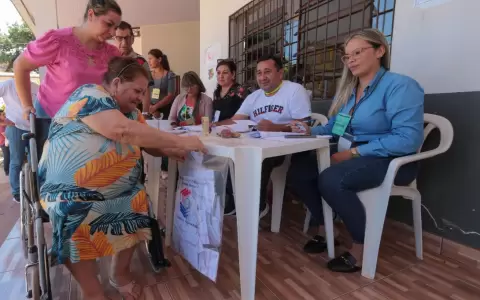 Voto en mesa accesible del TSJE en elecciones.