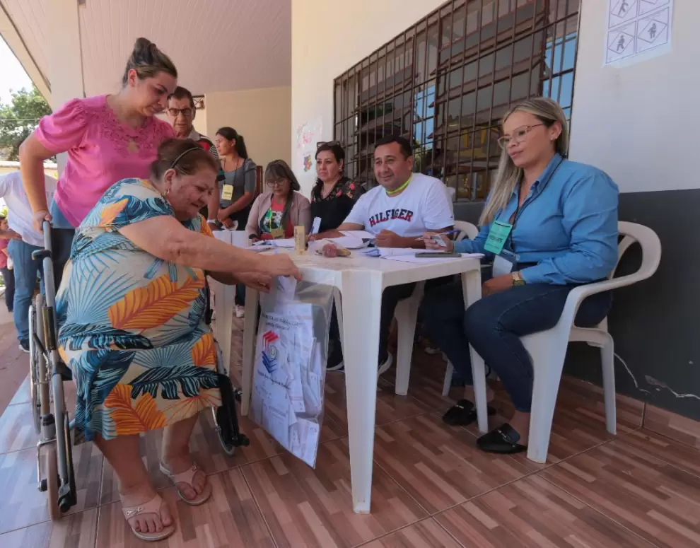 Voto en mesa accesible del TSJE en elecciones.