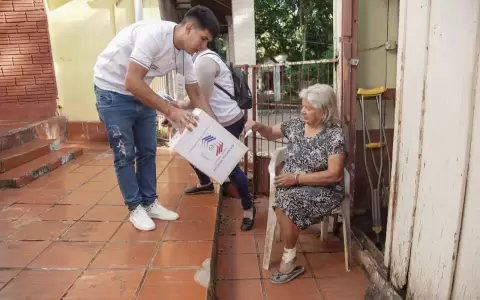 Voto en mesa accesible del TSJE en elecciones.