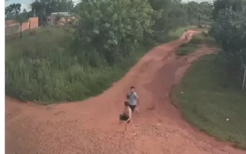 Momento en la v�ctima es perseguido por uno de sus agresores.