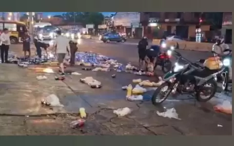 Los transe�ntes aprovechando las mercader�as.