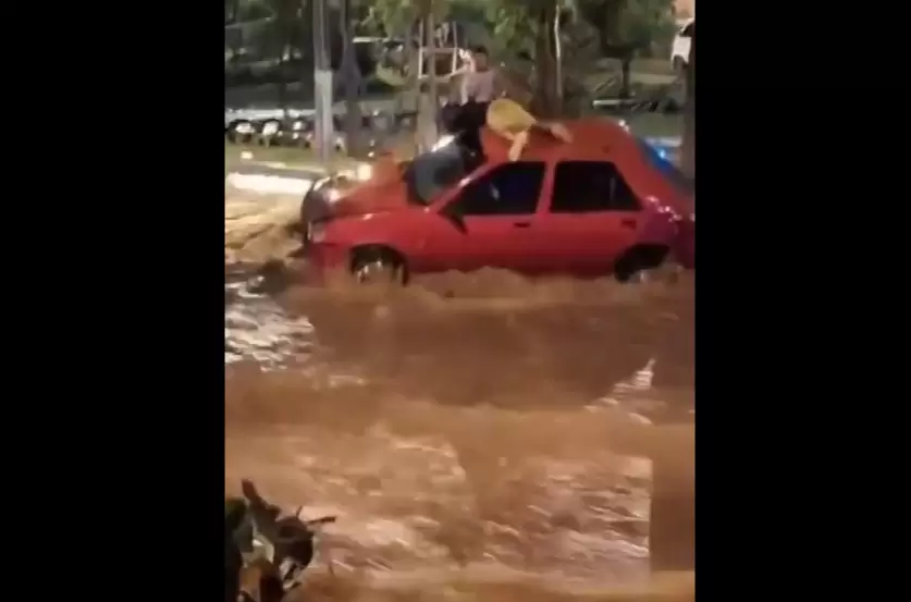 Los raudales dejaron la calles intransitables apeligrando de la vida de los conductores y transe�ntes. Foto: Captura de pantalla.
