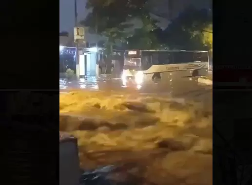 Los raudales dejaron la calles intransitables apeligrando de la vida de los conductores y transe�ntes. Foto: Captura de pantalla.