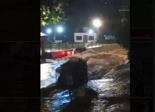 Los raudales dejaron la calles intransitables apeligrando de la vida de los conductores y transe�ntes. Foto: Captura de pantalla.