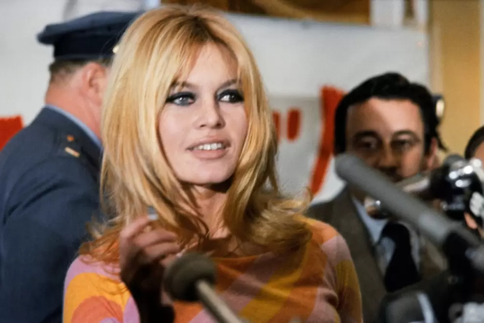 La actriz Brigitte Bardot (centro) en rueda de prensa en Hollywood, diciembre de 1965, para la pel�cula "Viva Mar�a", dirigida por Louis Malle.