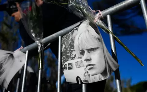 Retratos y flores de Brigitte Bardot en la entrada de su casa "La Madrague", en Saint-Tropez (Francia). 28 de diciembre de 2025.