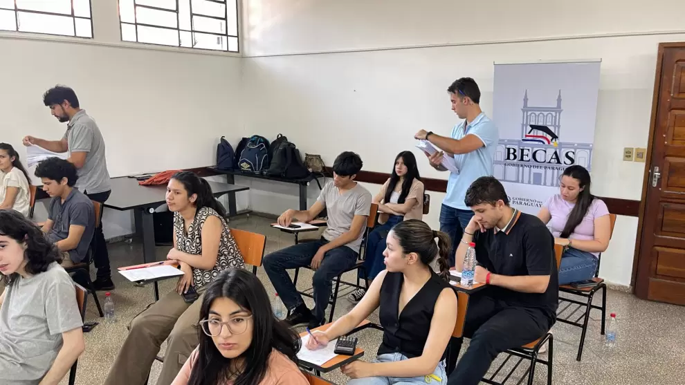 Acceso para el Programa de Becas Gobierno financiado por Itaipú. Foto: Gentileza.