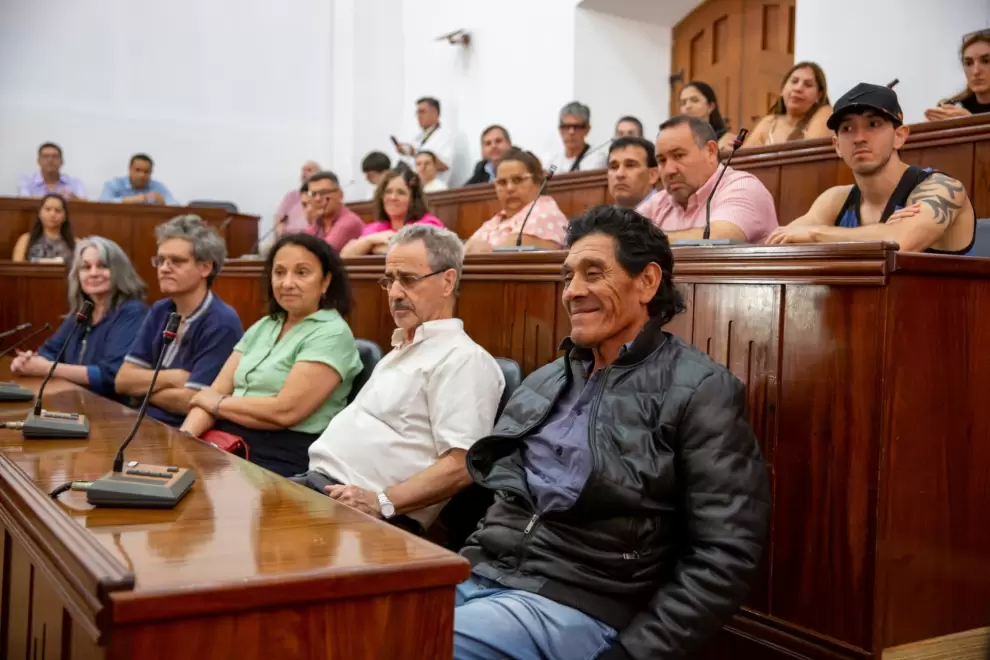 Osvaldo Pitoe y algunos asistentes a la ceremonia.