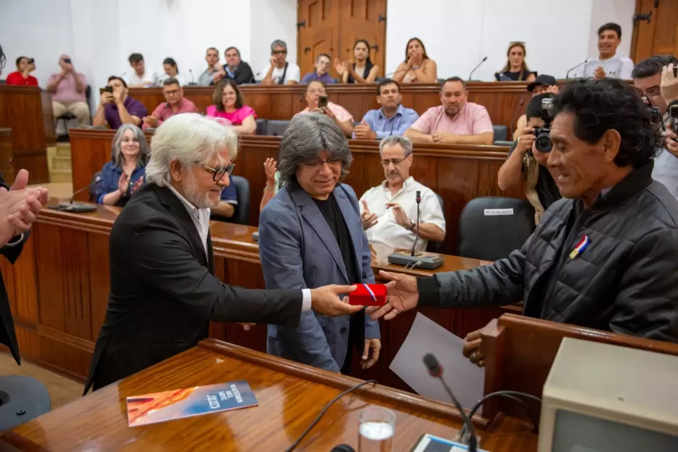 Entrega del reconocimiento a Osvaldo Pitoe. Cortesía