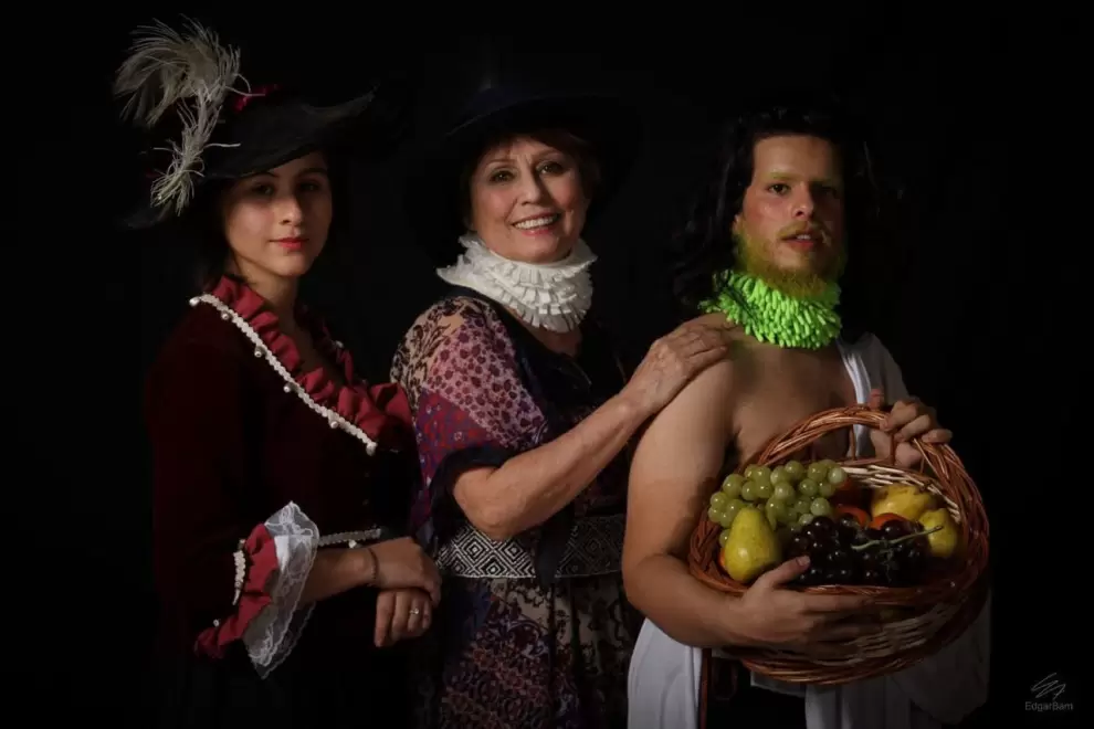 Mabel junto a sus alumnos en la "Fiesta Barroca", evento realizado por la c�tedra de Historia del Arte en el Instituto Superior de Arte Dra. Olga.