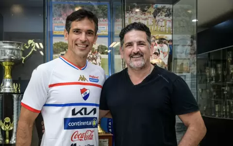 Roque Santa Cruz (izq) y Enrique S�nchez (der), presidente de Nacional.