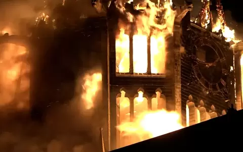 Un incendio destruy� el jueves una iglesia de �msterdam del siglo XIX durante una Nochevieja y dej� dos muertos por fuegos artificiales.