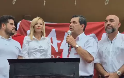 El diputado Carlos N��ez, Carolina Gonz�lez, el ex vicepresidente Hugo Vel�zquez y el exdiputado Orlando Ar�valo.