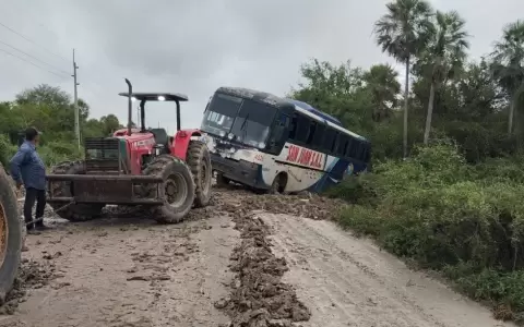 Choferes pasaron A�o Nuevo entre barro y mosquitos por mal estado de la ruta en Fuerte Olimpo.