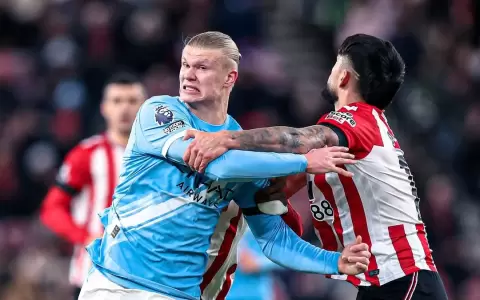 El paraguayo Omar Alderete (der) disputando un bal�n con el noruego Erling Haaland (izq).